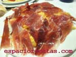 Huevos revueltos con jamón y crujiente de patata