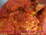 Atún con tomate